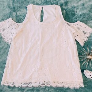 🌸Beautiful off the shoulder lace blouse🌸